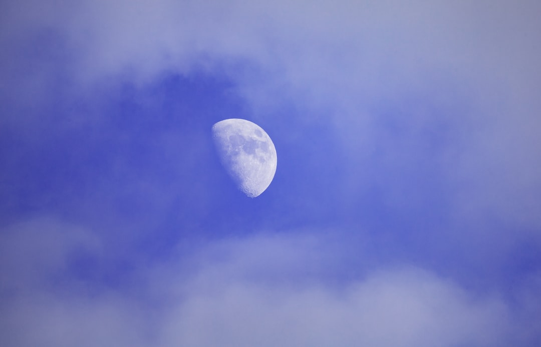 Photo moon, high ground