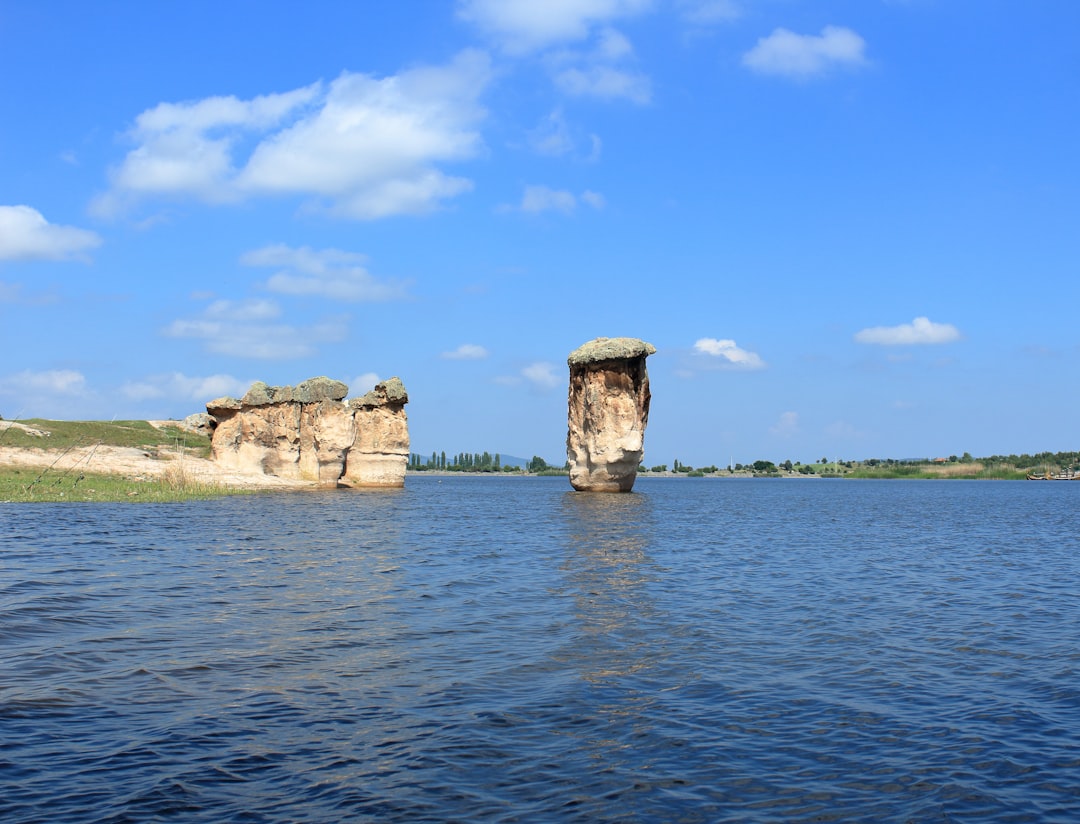 Photo ancient reservoir ruins
