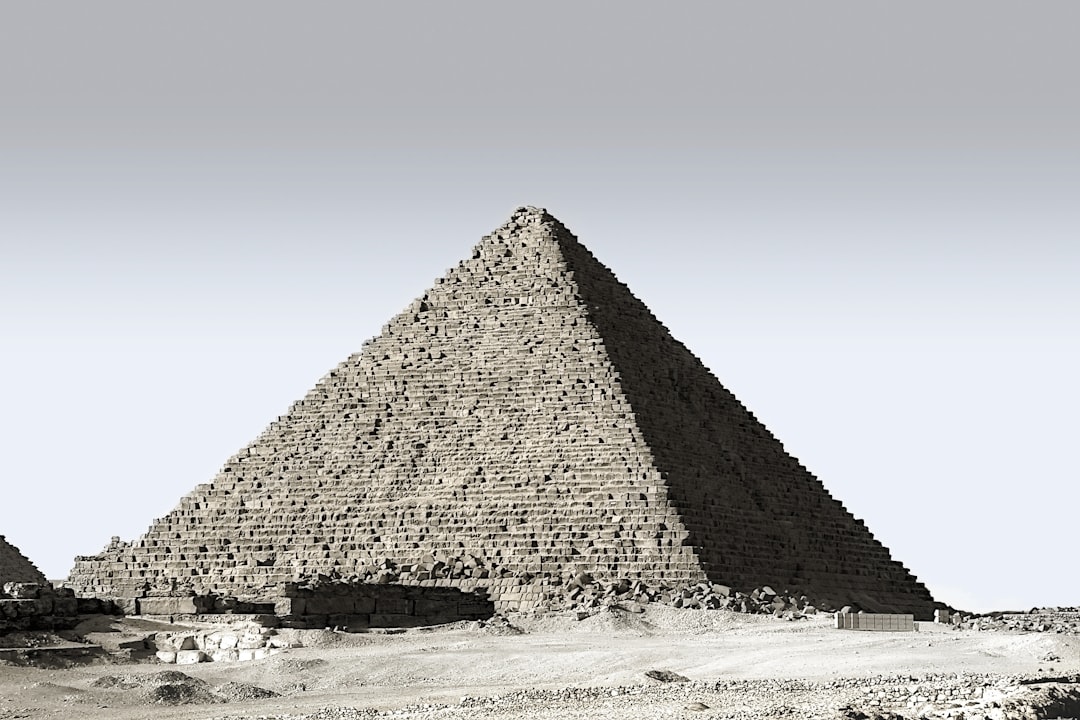 Photo pyramid collapse