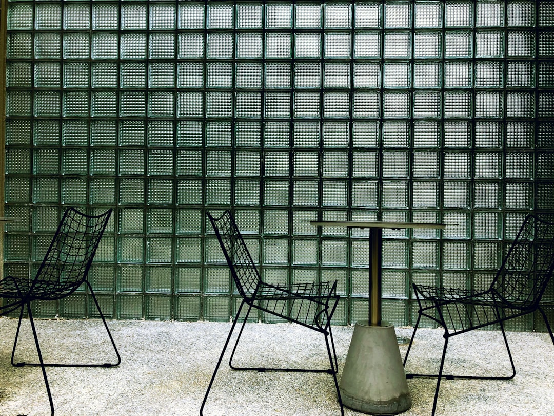 Photo bronze grid seating installation