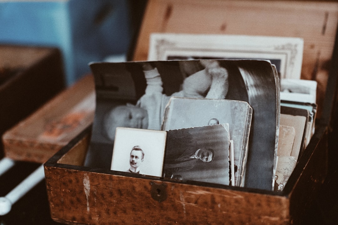 Photo forensic genealogy