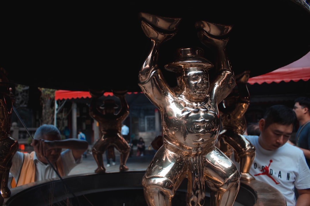 Photo move statues