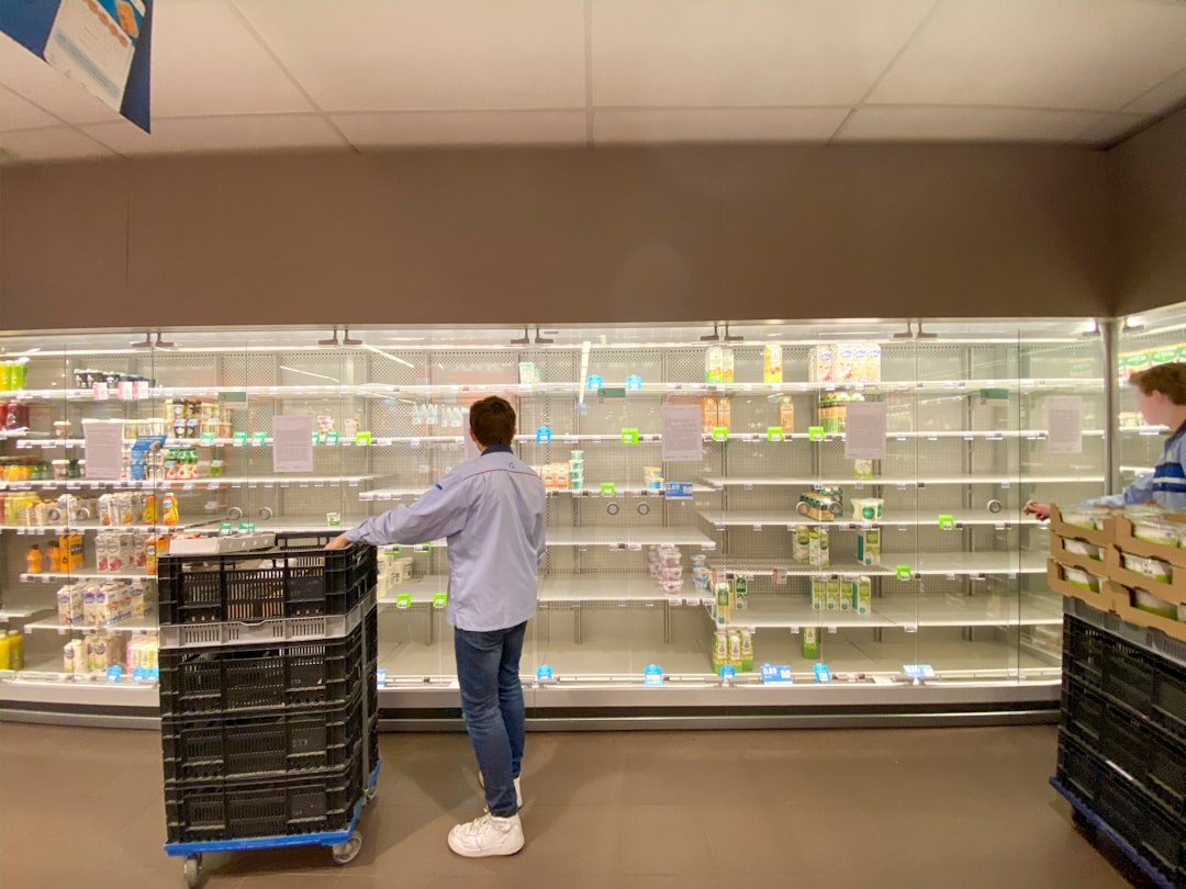 Photo grocery shelves empty