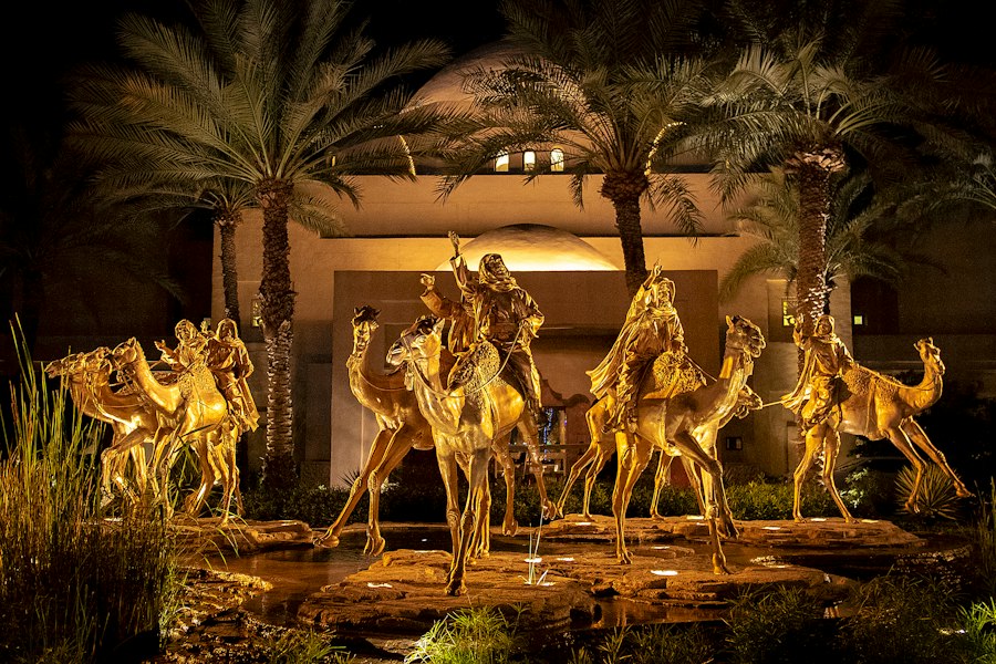 Photo rutting male camel sculptures