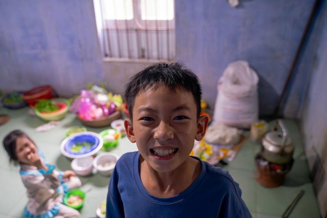 Photo prehistoric boy hiding food for sick companion