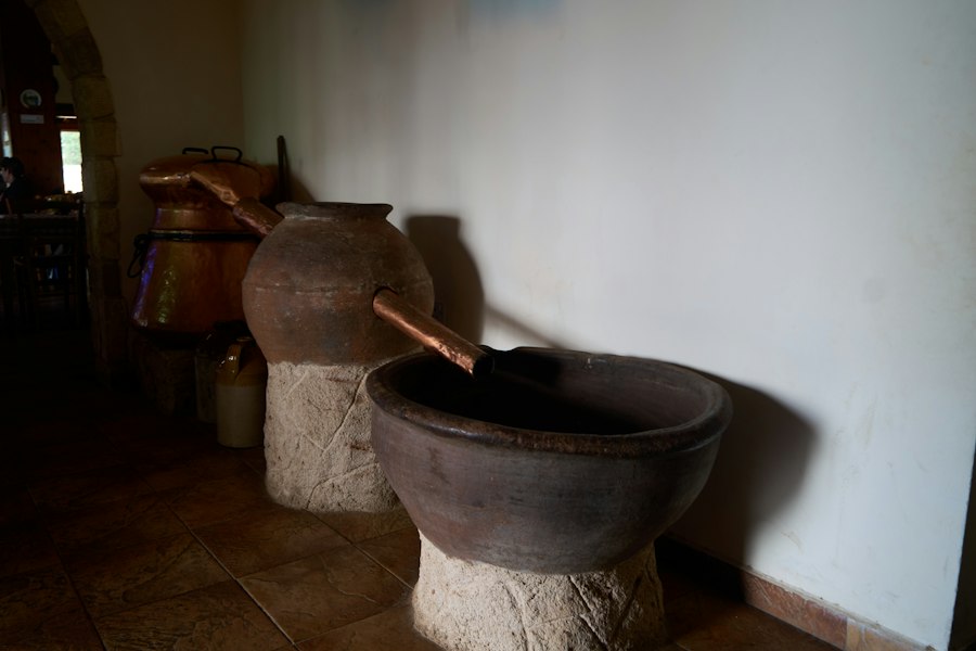 Photo ancient pottery wall tools